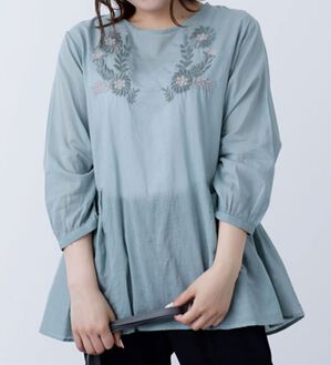 BELLUNA（ベルーナ）の「胸元刺しゅうデザインブラウス（ブラウス）」｜詳細画像