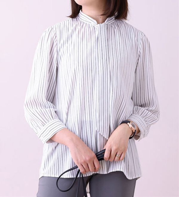 BELLUNA（ベルーナ）の「ボウタイデザインプリントブラウス（ブラウス）」｜オフ白ストライプ