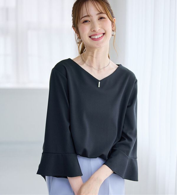 alotta（アロッタ）の「パール調ボタンフレアー袖ブラウスＴシャツ（ブラウス）」｜ダークネイビー