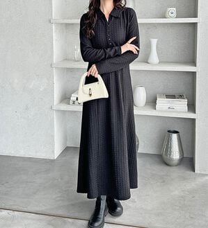 GeeRA（ジーラ）の「ポロ衿表面感素材マーメイドワンピース（カットソーワンピース）」｜ブラック