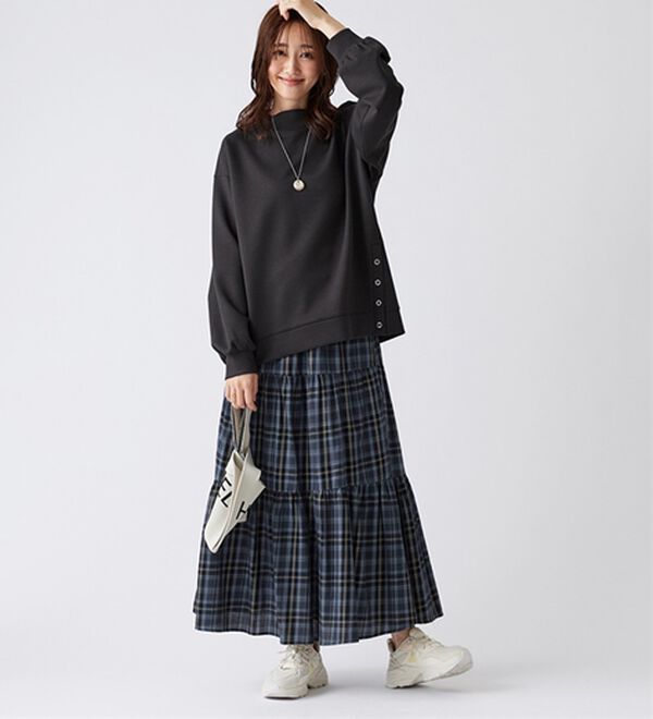 BELLUNA（ベルーナ）の「裾ボタン使いスタンドネックプルオーバー（カットソー）」｜詳細画像