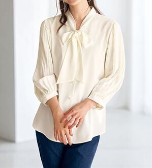 BELLUNA（ベルーナ）の「胸元リボンできれいめコーデ！袖プリーツブラウス（ブラウス）」｜アイボリー