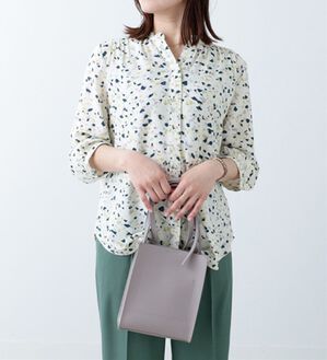 BELLUNA（ベルーナ）の「ギャザー使いレーヨンプリントブラウス（ブラウス）」｜幾何柄&times;アイボリー