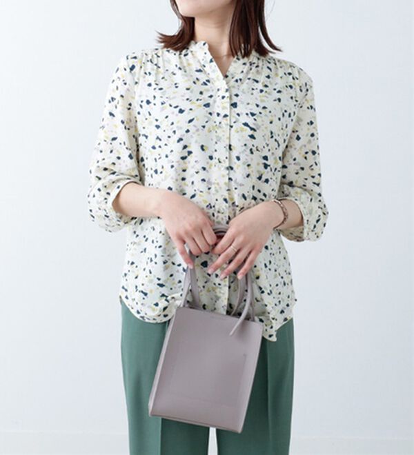 BELLUNA（ベルーナ）の「ギャザー使いレーヨンプリントブラウス（ブラウス）」｜幾何柄&times;アイボリー