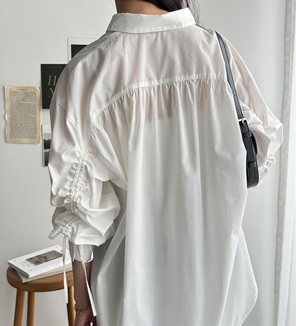 GeeRA（ジーラ）の「バックギャザー＆リボンデザインシャツ（シャツ）」｜詳細画像