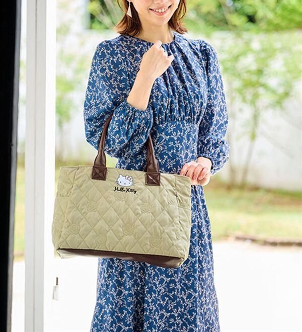 BELLUNA（ベルーナ）の「＜ハローキティ＞Ａ４が入る！軽～い仕切りたくさん手提げバッグ（ハンドバッグ）」｜詳細画像