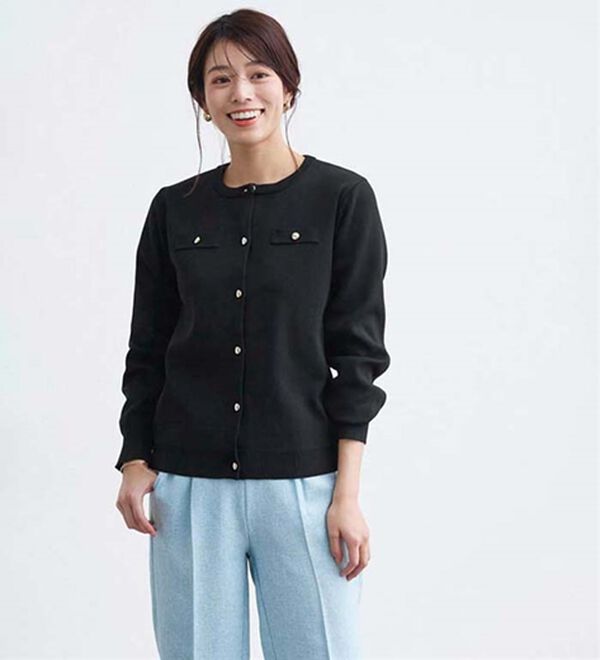 Pierrot（ピエロ）の「上品見えスポンジニットゴールドボタンカーディガン（ニットカーディガン）」｜詳細画像