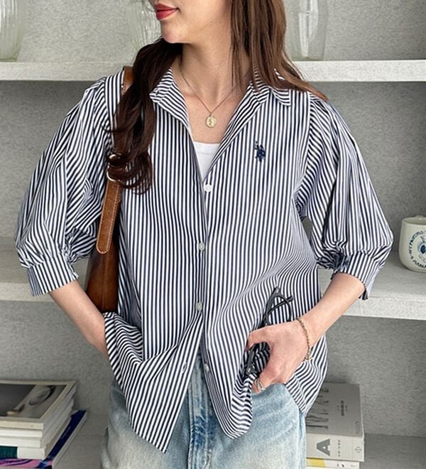 GeeRA（ジーラ）の「【Ｕ．Ｓ．　ＰＯＬＯ　ＡＳＳＮ．】ボリューム袖シャツブラウス（ブラウス）」｜ネイビー系ストライプ