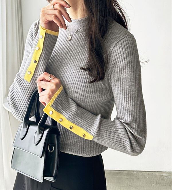 GeeRA（ジーラ）の「袖口ボタン配色ハイネックリブニット（ニット・セーター）」｜詳細画像