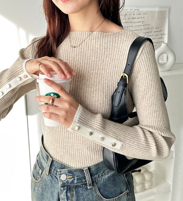 GeeRA（ジーラ）の「袖口ボタン配色ボートネックリブニット（ニット・セーター）」｜詳細画像