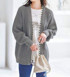 BELLUNA（ベルーナ）の「パールにときめくあぜ編カーディガン（ニットカーディガン）」｜杢グレー
