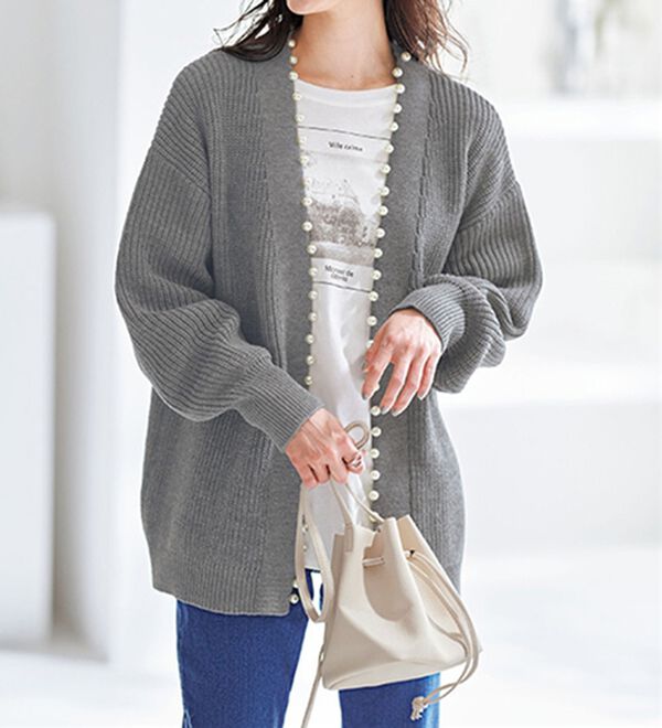 BELLUNA（ベルーナ）の「パールにときめくあぜ編カーディガン（ニットカーディガン）」｜杢グレー
