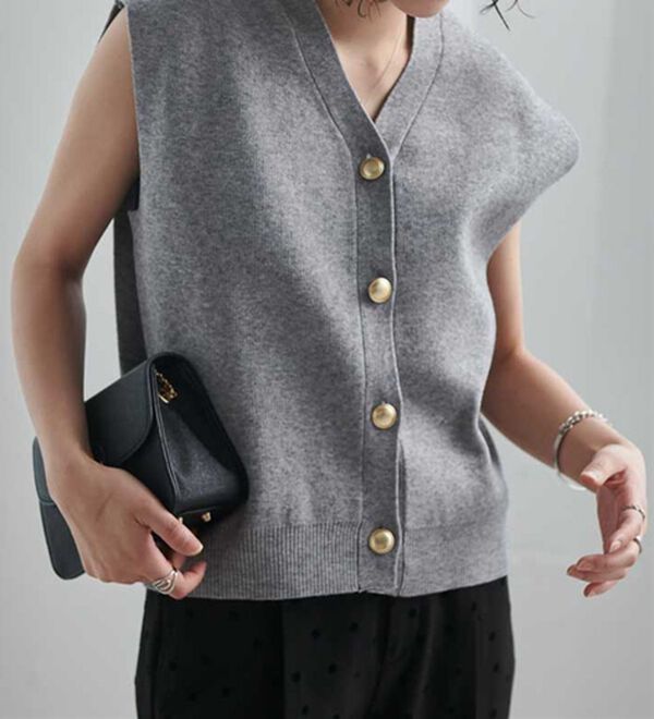 RANAN（ラナン）の「【ムースタッチ】洗える！ゴールド調ボタンニットベスト（ベスト）」｜グレー