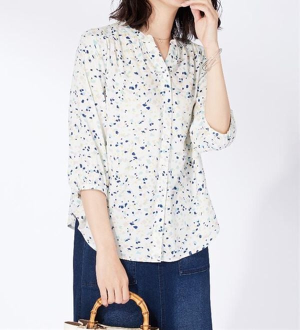 BELLUNA（ベルーナ）の「レーヨン素材ギャザー使いプリントブラウス（ブラウス）」｜詳細画像