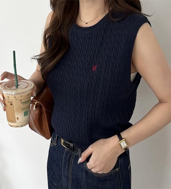 GeeRA（ジーラ）の「ケーブル編み刺しゅうノースリニット（ベスト）」｜詳細画像