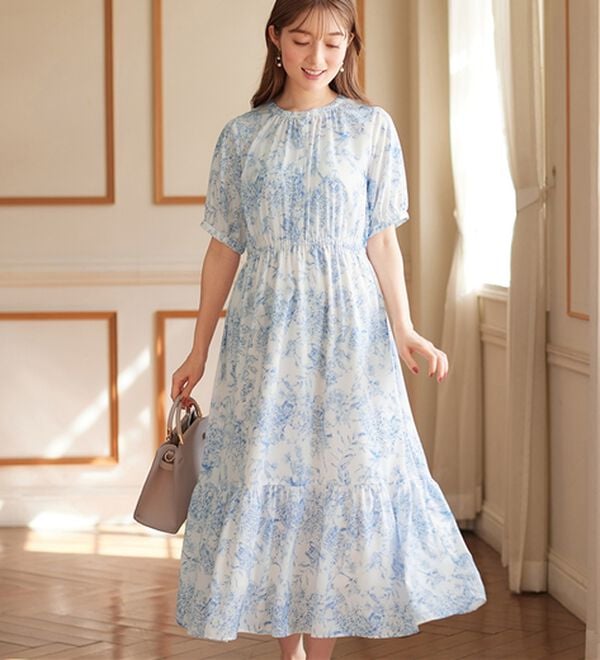 alotta（アロッタ）の「線画タッチ花柄ギャザー切替ワンピース（プリントワンピース）」｜ブルー