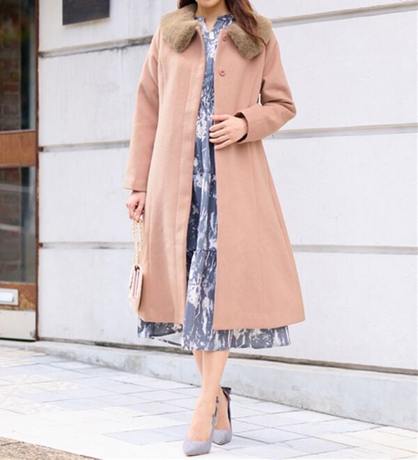 alotta（アロッタ）の「美人シルエットファー付ノーカラーコート【美人百花掲載】（ロングコート）」｜詳細画像