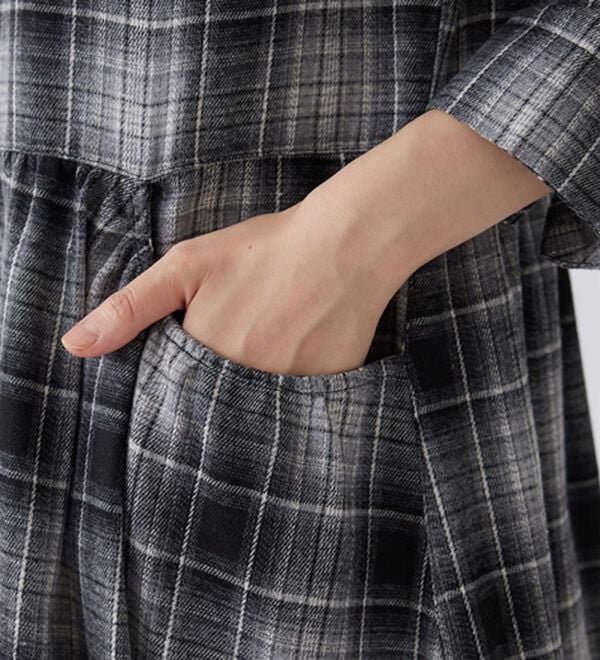 BELLUNA（ベルーナ）の「ゆったりギャザーポケット付ワンピース（その他ワンピース）」｜詳細画像