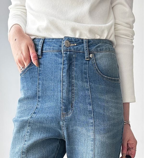 GeeRA（ジーラ）の「センターシームフレアデニムパンツ（フルレングスパンツ）」｜詳細画像