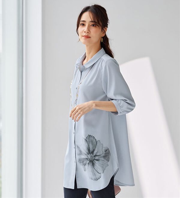 BELLUNA（ベルーナ）の「一輪の華咲くシャツチュニック（チュニック）」｜ライトグレー