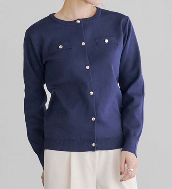 Pierrot（ピエロ）の「上品見えスポンジニットゴールドボタンカーディガン（ニットカーディガン）」｜詳細画像