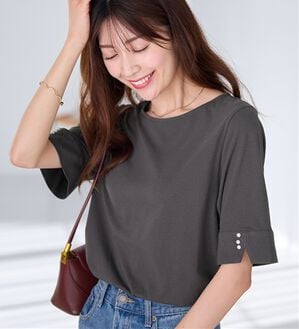 alotta（アロッタ）の「【選べる袖丈】柔らか綿混素材パール調ボタンＴシャツ（カットソー）」｜チャコール　半袖