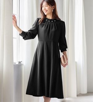 alotta（アロッタ）の「【嬉しい５つの機能付】ネックパール調タックフレアーワンピース（その他ワンピース）」｜ブラック