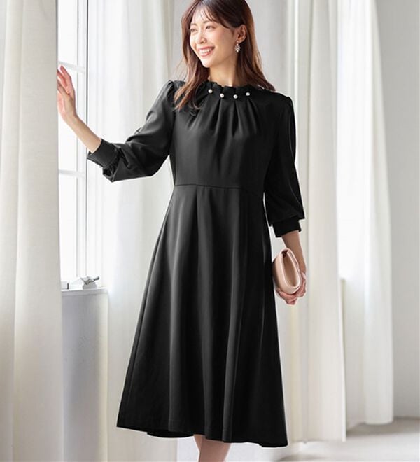 alotta（アロッタ）の「【嬉しい５つの機能付】ネックパール調タックフレアーワンピース（その他ワンピース）」｜ブラック