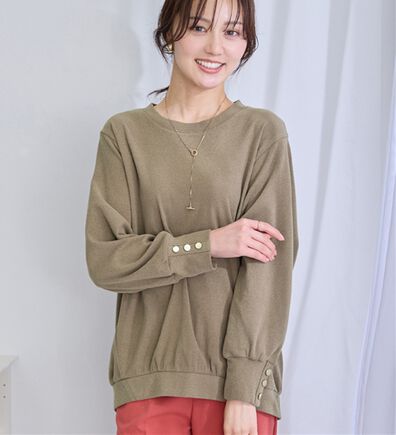 alotta（アロッタ）の「なめらか起毛袖金ボタンゆるトップス（カットソー）」