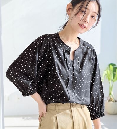 Viola e Viola（ヴィオラ エ ヴィオラ）の「さらさらＥＡＳＹ　２ＷＡＹ衿デザインブラウス（ブラウス）」