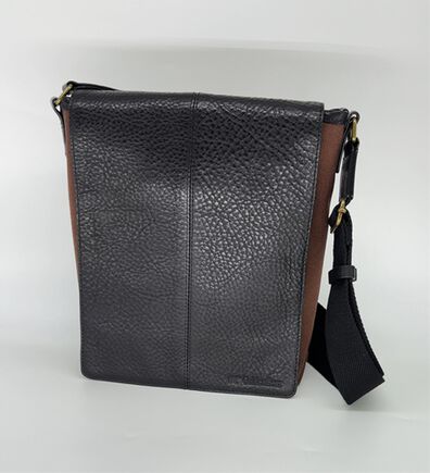 「＜ゴールデンベア＞イタリアンレザーフラップショルダー（メンズショルダーバッグ）」