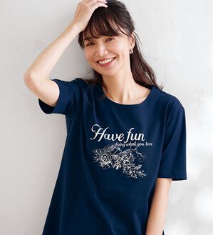 BELLUNA（ベルーナ）の「綿１００％プリントＴシャツ（Tシャツ）」｜ネイビー・ロゴ植物