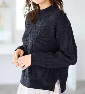 alotta（アロッタ）の「【毛玉になりにくい・静電気防止】ケーブル柄モックネックニット（ニット・セーター）」｜ネイビー