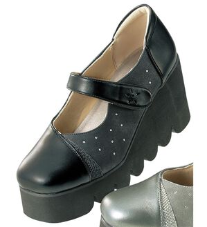 BELLUNA（ベルーナ）の「４Ｅ異素材使い甲ベルト付美脚シューズ（パンプス）」｜ブラック