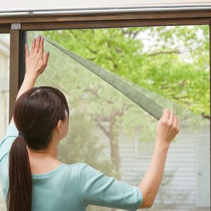 「窓に貼るだけ！遮光・遮熱メッシュ（両面テープ貼り）（その他日用品・趣味雑貨）」｜詳細画像