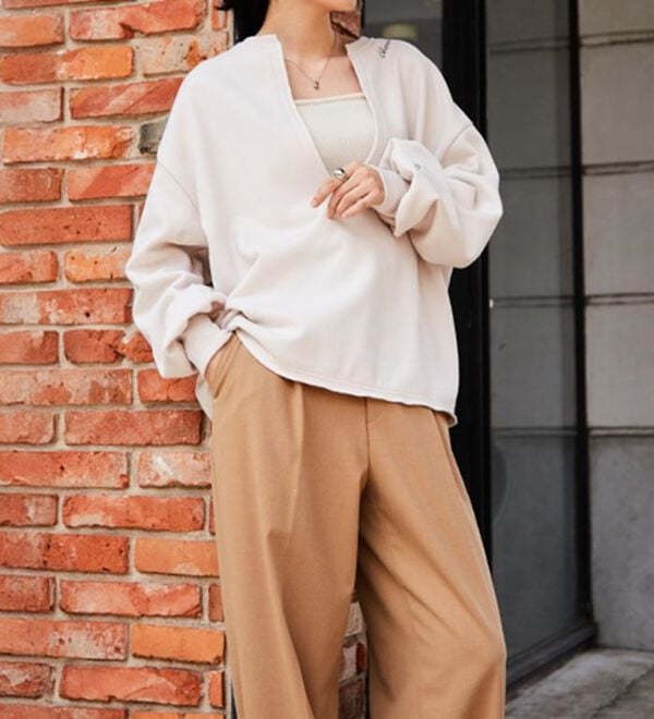 RANAN（ラナン）の「裏起毛Ｖネックロゴ刺しゅうスウェット（トレーナー・スウェット）」｜詳細画像