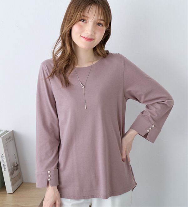 alotta（アロッタ）の「【８分袖新登場！】柔らか綿混素材パール調ボタンＴシャツ（カットソー）」｜ラベンダーグレー　8分袖