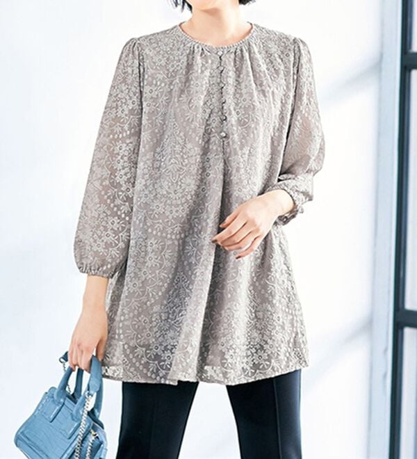 VINNO（ヴィノ）の「刺しゅうレースチュニック（チュニック）」｜ライトグレー