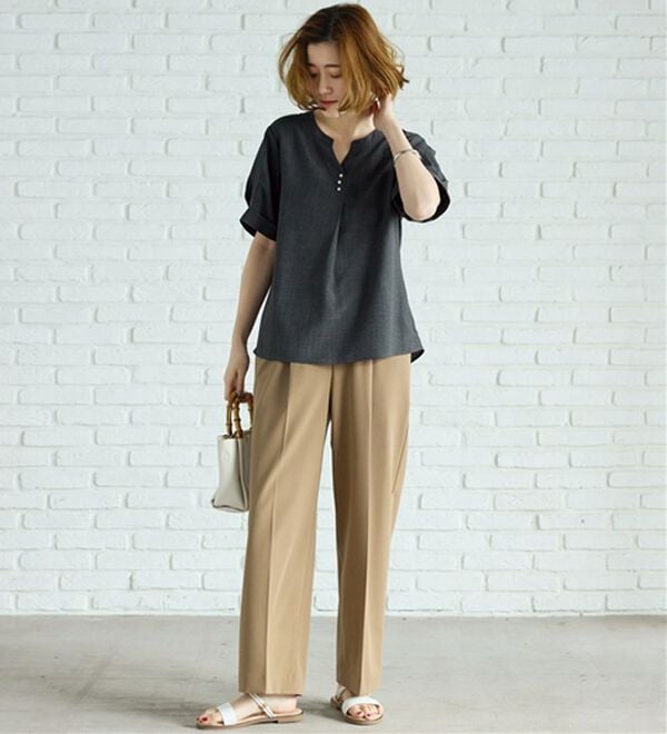 BELLUNA（ベルーナ）の「麻調合繊パール付タックデザインブラウス（ブラウス）」｜詳細画像