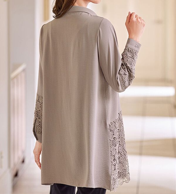 BELLUNA（ベルーナ）の「ケミカルレース使い切替デザインブラウス（チュニック）」｜詳細画像