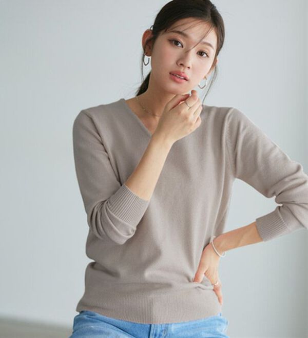 Pierrot（ピエロ）の「【Ｓ～３Ｌ】ネックが選べるプレミアムカシミヤタッチニット（ニット・セーター）」｜グレージュ