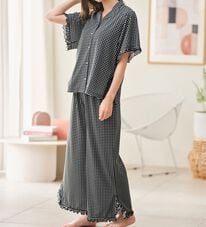 YU'NOW（ユナウ）の「【上下２点セット】レーヨンブレンドフリルシャツパジャマ（パジャマ・ルームウェア）」