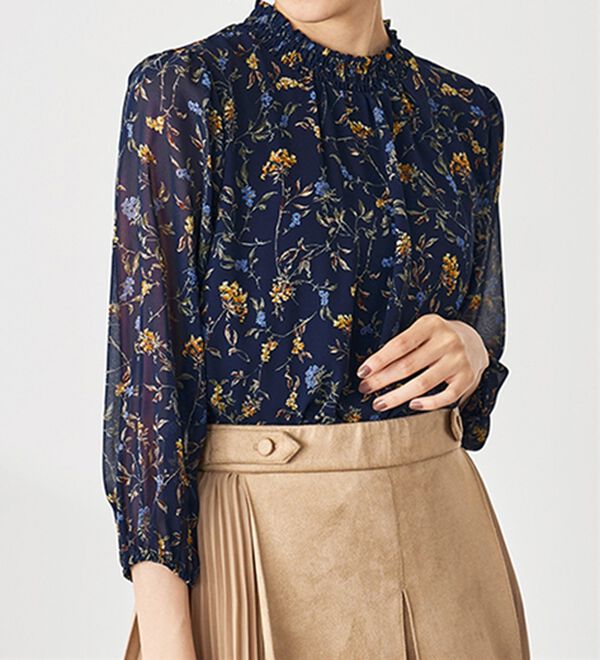BELLUNA（ベルーナ）の「シフォンプリントシャーリング使いブラウス（ブラウス）」｜ネイビー系花柄