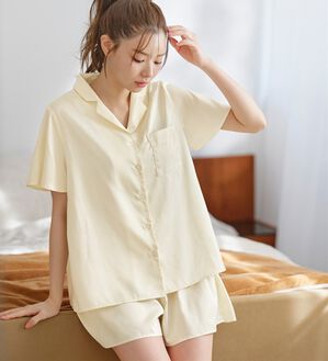 YU'NOW（ユナウ）の「ふんわりシルエットサテンシャツパジャマ（パジャマ・ルームウェア）」｜アイボリー