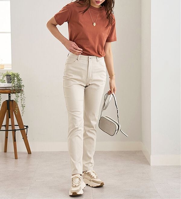 BELLUNA（ベルーナ）の「サラリ速乾！綿サテンストレッチカラーパンツ（フルレングスパンツ）」｜詳細画像