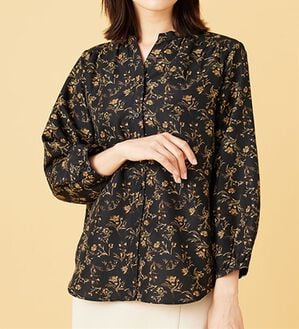 BELLUNA（ベルーナ）の「ふんわり柔らかギャザー使いブラウス（ブラウス）」｜黒系花柄