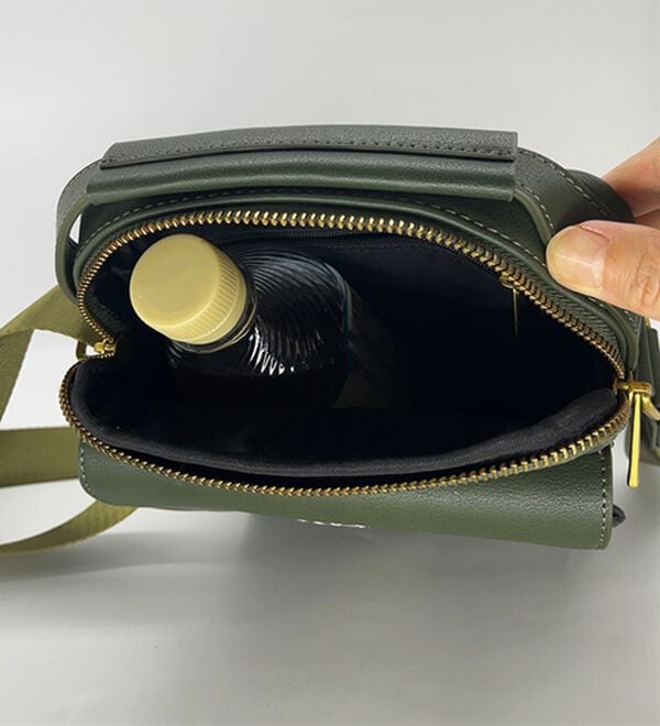 「＜ビバリーヒルズ・ポロクラブ＞縦型ショルダーバッグ（メンズショルダーバッグ）」｜詳細画像