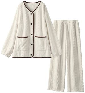 YU'NOW（ユナウ）の「【上下２点セット】ケーブルニット風もこもこカーディガンセット（パジャマ・ルームウェア）」｜アイボリー