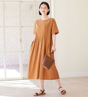 Viola e Viola（ヴィオラ エ ヴィオラ）の「ゆるっとタック切替デザインワンピース（その他ワンピース）」｜コーラルオレンジ