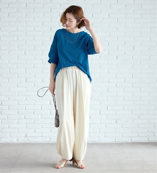 BELLUNA（ベルーナ）の「袖刺しゅうデザインＶネックプルオーバー（カットソー）」｜詳細画像